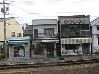 �}���t��